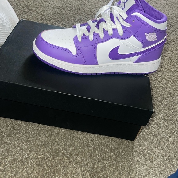 Jordan 1 mid venom GS - Picture 1 of 2